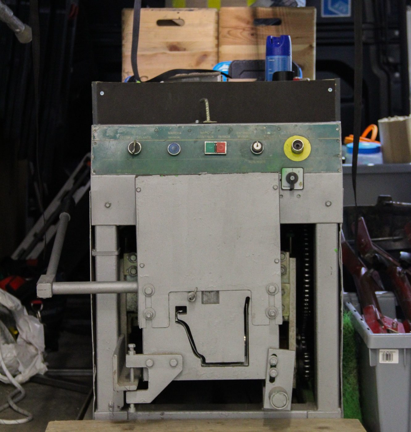 Interior de una furgoneta de trabajo con estanterías y un equipo rojo en el centro.