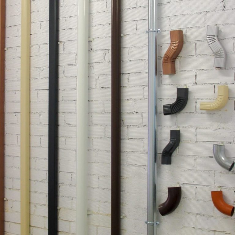 Casa con una canaleta y una escalera